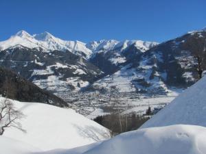 マトライ・イン・オストティロルにあるLampeterhofの雪山渓谷と町の景色