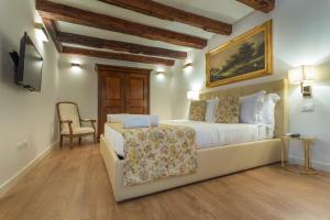 Кровать или кровати в номере Home Venice Apartments-Rialto 1 - 2 - 3