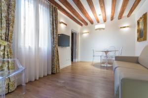 uma sala de estar com um sofá e uma mesa em Home Venice Apartments-Rialto 1 - 2 - 3 em Veneza