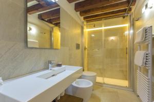 A bathroom at Home Venice Apartments-Rialto 1 - 2 - 3 Még 37 kép