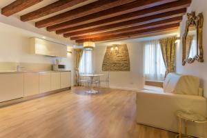 A seating area at Home Venice Apartments-Rialto 1 - 2 - 3