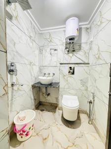a bathroom with a toilet and a sink at Hotel Rs Inn - 5 Mints Walk From New Delhi Railway Station And Connaught Place in New Delhi