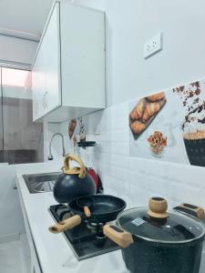 a kitchen with a pot and a pan on a stove at Montecarlo Hospedaje in Tacna