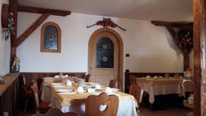 A restaurant or other place to eat at Affittacamere Villa Sole