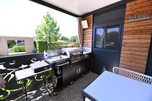 an outdoor kitchen with a sink and a stove at L&A Mobile House in Metlika