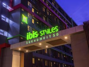 a building with a sign that reads bus stiles sudirman at Ibis Styles Bangkok Sukhumvit 50 in Bangkok