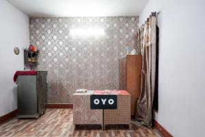 a room with a sign that says oxo on a table at SPOT ON Hotel prayag villa in Allahābād