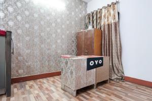 a room with a table with a yes sign on it at SPOT ON Hotel prayag villa in Allahābād