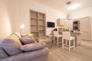 a living room with a couch and a kitchen at Lenno Giardinetto in Lenno