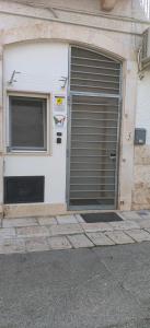 a garage door with a window in a building at Casa Italiannebrasille in Castellana Grotte