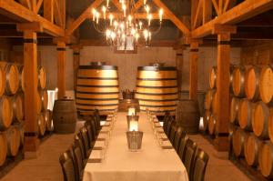 une salle à manger avec des tonneaux de vin et un lustre dans l'établissement Niagara Fallsview Hotel, à Niagara Falls