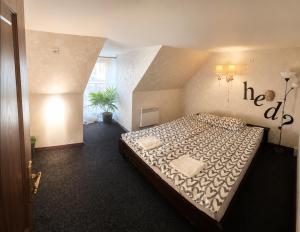 a bedroom with a large bed with the words he ate at Neimaņu sēta Apartments in Augšlīgatne