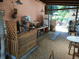 a coffee shop with a counter and a kitchen at Apartmán Penzion Sigma in Dolní Žďár