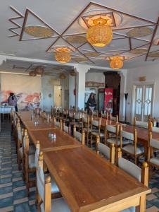 Restaurant o un lloc per menjar a cozy room with swimming pool