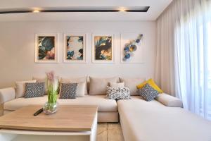 a living room with a white couch and a table at Marrakech Golf Luxury in Marrakesh