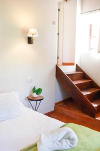 ein Zimmer mit einem Bett und einer Treppe in der Unterkunft Casa do General in Afife