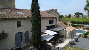 an external view of a house with a pool at LA MAISON JEROBOAM in Saint-Estèphe