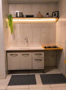 a kitchen with a sink and a counter at Apartamento 11 - 2 Quartos com AC e cama de casal in Toledo