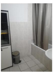 a bathroom with a tub and a sink and a shower at Messewohnung-Monteurwohnung Dormagen in Dormagen