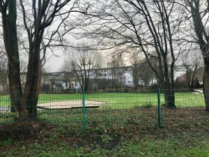 a chain link fence in a park with trees at Messewohnung-Monteurwohnung Dormagen in Dormagen