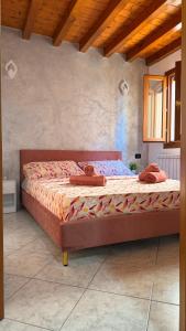 a bedroom with a bed with towels on it at The Mastiffs in Chioggia +28 photos