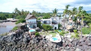 Luftaufnahme eines Ferienresorts am Strand in der Unterkunft Isla Quimera Adults Only Beachfront Retreat in San-Blas-Inseln