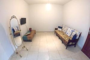 a living room with a couch and a table at Casa Alceste - Casa inteira, com garagem privativa, a 10 minutos a pé do Centro Histórico de Diamantina - 05 hóspedes in Diamantina