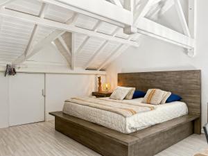 a bedroom with a large bed and a white ceiling at Duplex La Plage Orient Bay in Orient Bay
