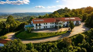 an aerial view of a house on a hill at Letto Hotel Candeeiro da Serra in São Salvador