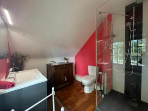 a bathroom with a toilet and a glass shower at Le Clos Ker'hadenn, chambres d'hôtes à Saint-Pierre Quiberon, à deux pas de la plage in Saint-Pierre-Quiberon