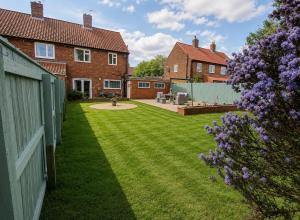 a backyard with a lawn and a house at The Tansley Gardens in Darlington