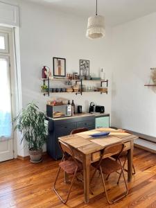 a dining room with a table and a kitchen at Bed&Bra in Bra