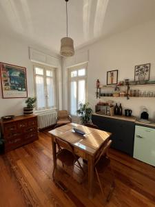 a living room with a table and a kitchen at Bed&Bra in Bra +8 photos