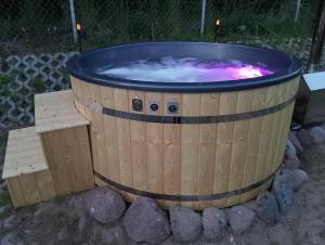 a large wooden tub with a purple dye in it at Apartament Harsz in Harsz