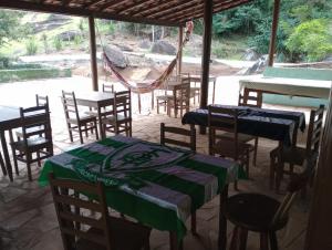 eine Gruppe von Tischen und Stühlen in einem Raum in der Unterkunft Camping 4m in Aiuruoca + 10 Fotos