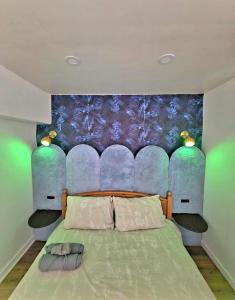 a bedroom with a green bed with a blue wall at Respite room in Chambly