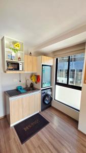 a kitchen with a sink and a tv in a room at Apartamento EL PRADO de lujo in Cochabamba