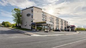 ein großes weißes Gebäude an der Ecke einer Straße in der Unterkunft River Rapids Inn in Niagara Falls