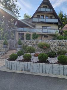 ein Garten vor einem Haus mit Büschen in der Unterkunft Chata Domaša David in Bžany