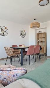 a dining room with a table and chairs at Vacaciones de ensueño in Mojácar