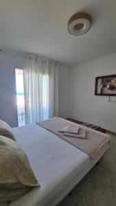 a white bed with a towel on top of it at Vacaciones de ensueño in Mojácar