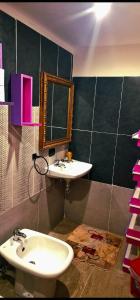 a bathroom with a sink and a mirror at B&B L'Altro Anfiteatro in Santa Maria Capua Vetere