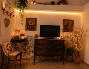 a living room with a television on a dresser at B&B L'Altro Anfiteatro in Santa Maria Capua Vetere