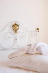 ein weißes Bett mit einer Decke darauf in der Unterkunft Casa do General in Afife + 17 Fotos