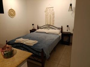 a bedroom with a bed with two towels on it at Gorgona 1 in Loutra