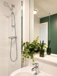 a bathroom with a shower and a sink and a mirror at GALLOWGATE - CITY CENTRE - Free PRIVATE PARKING in Aberdeen +14 photos