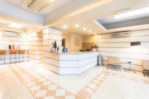 シーニャにあるStilhotelのチェック柄の床のロビー