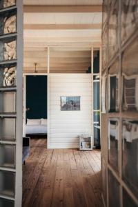 a room with a bed and a wooden floor at Villa Tokara in Willemstad