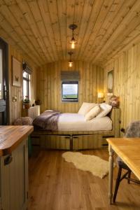 a bedroom with a bed in a wooden cabin at Valentine in Longdown