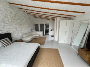 ein Schlafzimmer mit Bett und ein Wohnzimmer in der Unterkunft Tatsopus in Kamjanez-Podilskyj + 27 Fotos